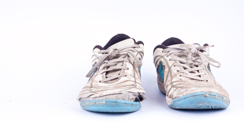 4 Signs it's Time to Replace Your Tennis Shoes